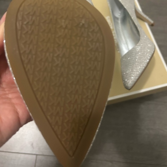 Michael Kors Silver Women's Shoes
Excellent condition πππππ - Picture 4 of 6